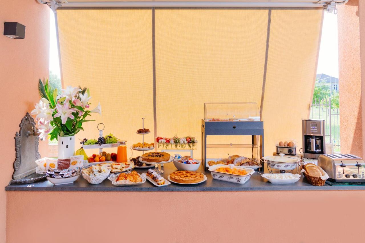 Le Monachelle Luxury Bed & Breakfast Еболи Екстериор снимка